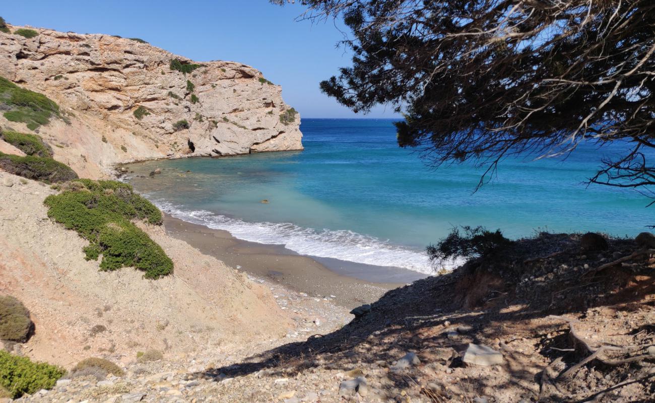 Hochlakas beach'in fotoğrafı kahverengi kum yüzey ile