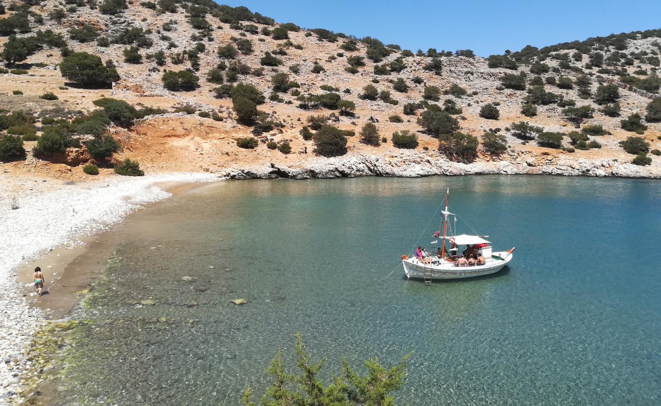 Rina beach'in fotoğrafı taşlı kum yüzey ile