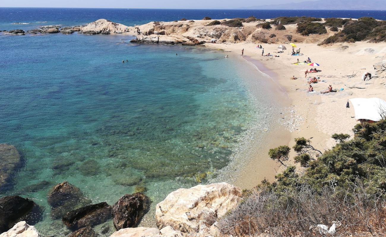 Mikro Alyko beach'in fotoğrafı açık bej kum yüzey ile