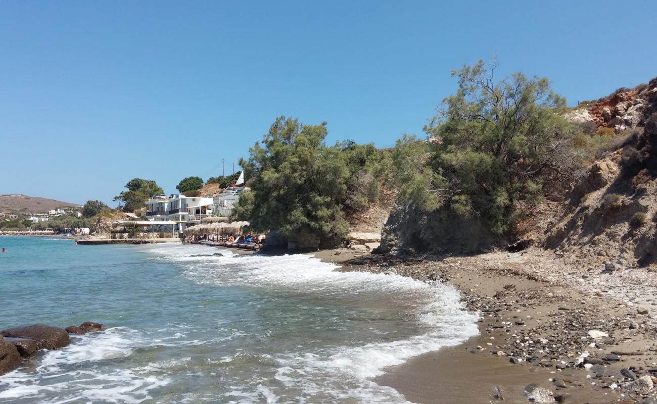 Krios beach'in fotoğrafı kahverengi kum yüzey ile