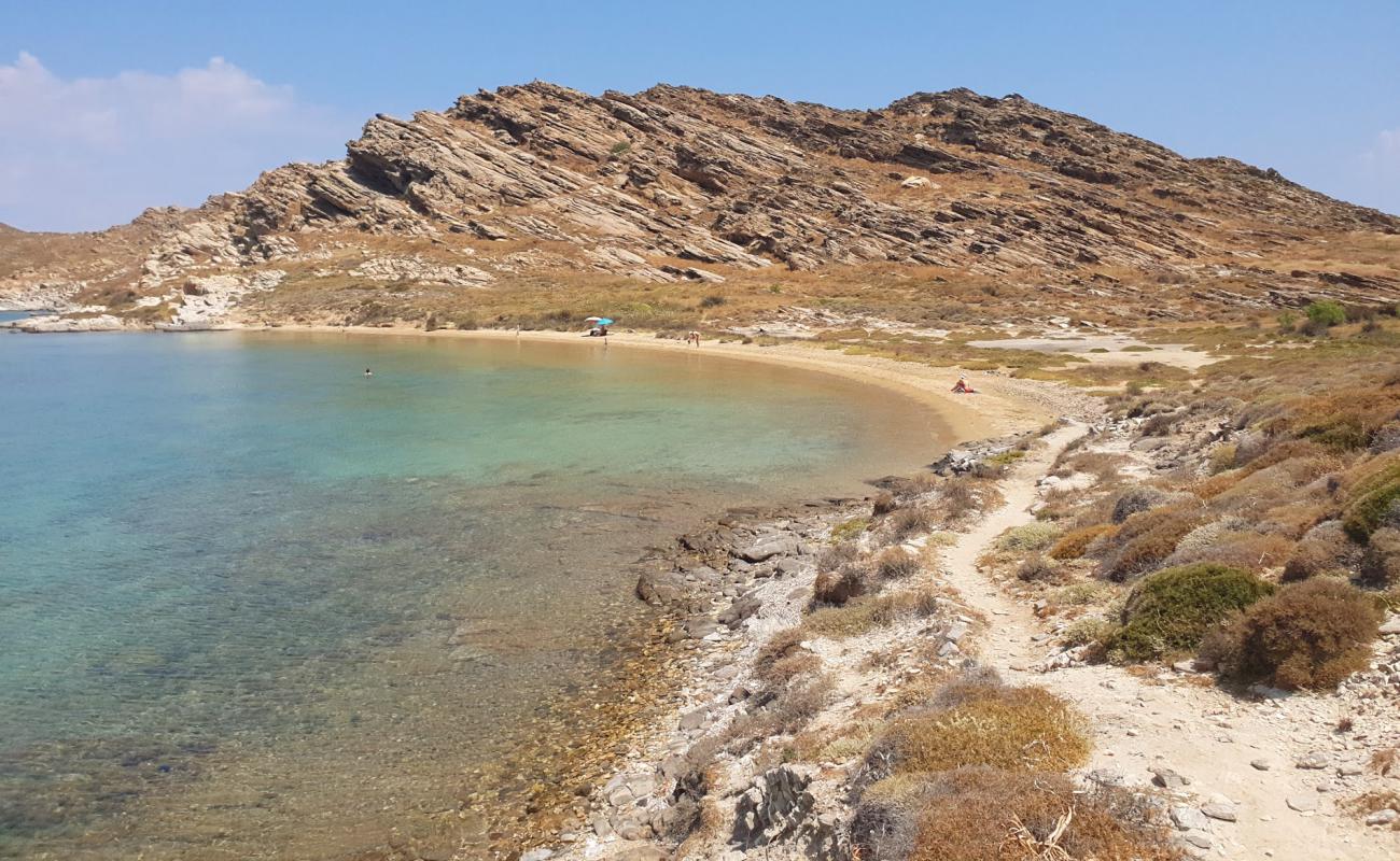Tourkou Ammos'in fotoğrafı açık bej kum yüzey ile