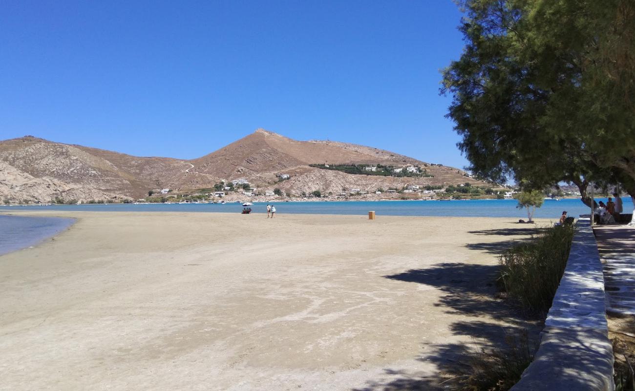 Livadia beach'in fotoğrafı i̇nce bej kum yüzey ile