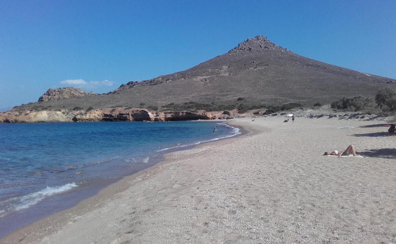 Paralia Tsoukalia'in fotoğrafı küçük bej çakıl yüzey ile