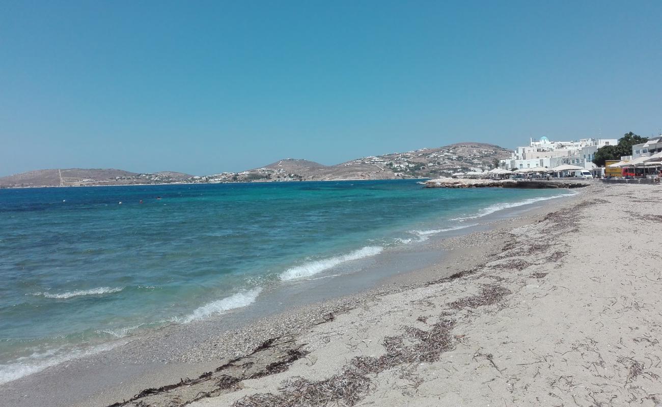 Parikia beach'in fotoğrafı açık bej kum yüzey ile