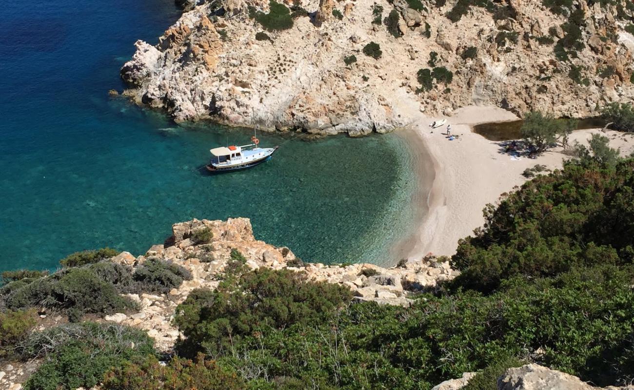 Ammoura beach'in fotoğrafı hafif ince çakıl taş yüzey ile