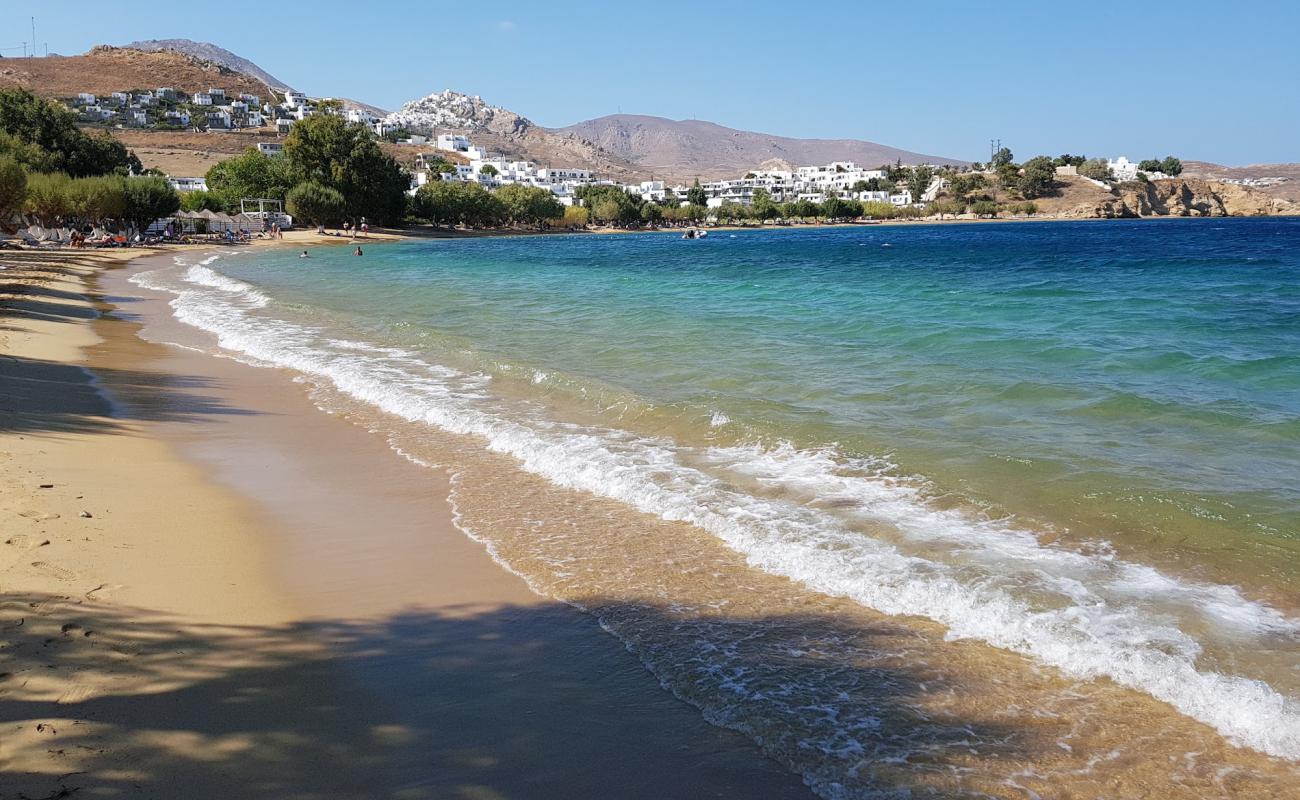 Livadakia beach'in fotoğrafı parlak kum yüzey ile