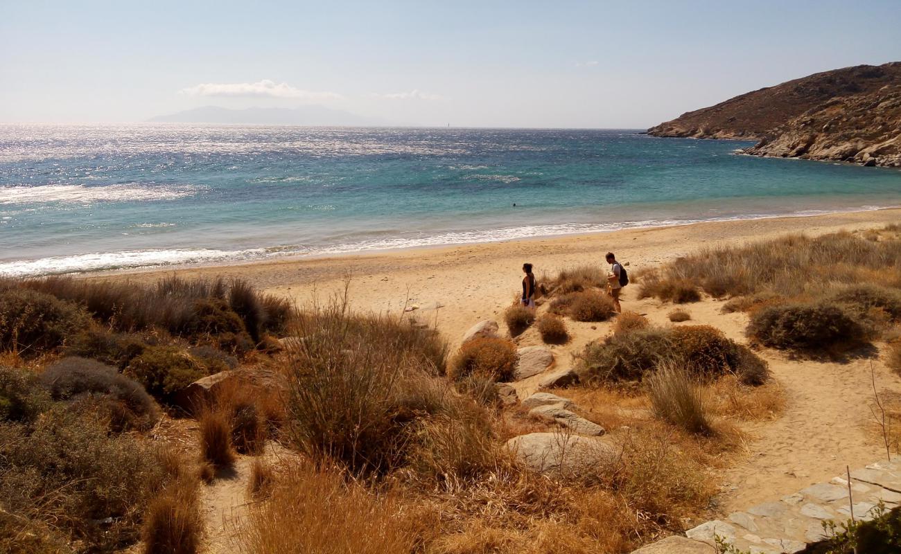 Paralia Karavi'in fotoğrafı parlak kum yüzey ile