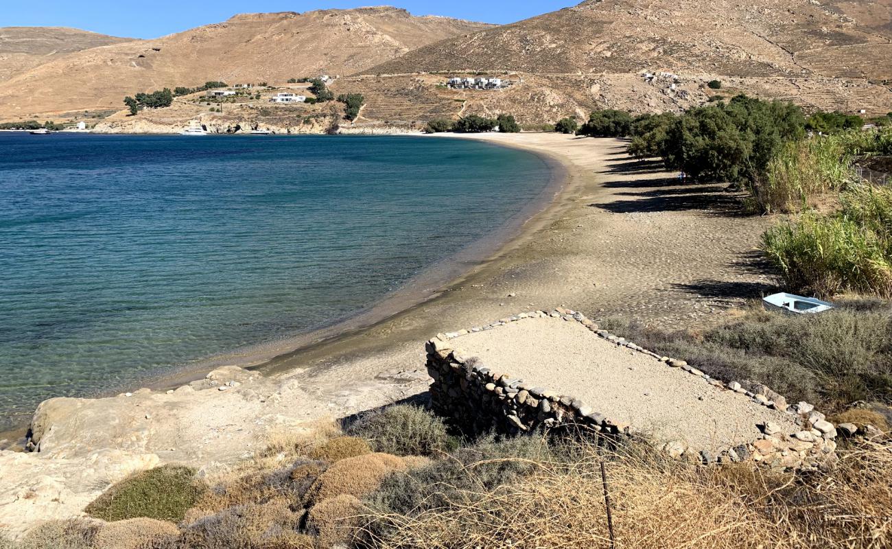 Paralia Ganema'in fotoğrafı siyah kum ve çakıllar yüzey ile