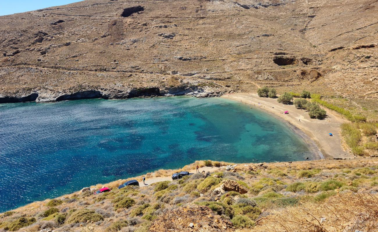 Malliadiko beach'in fotoğrafı kahverengi çakıl yüzey ile