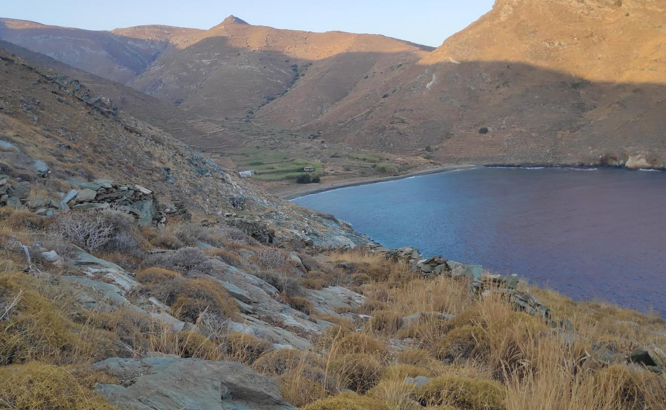 Karavas beach'in fotoğrafı taşlı kum yüzey ile