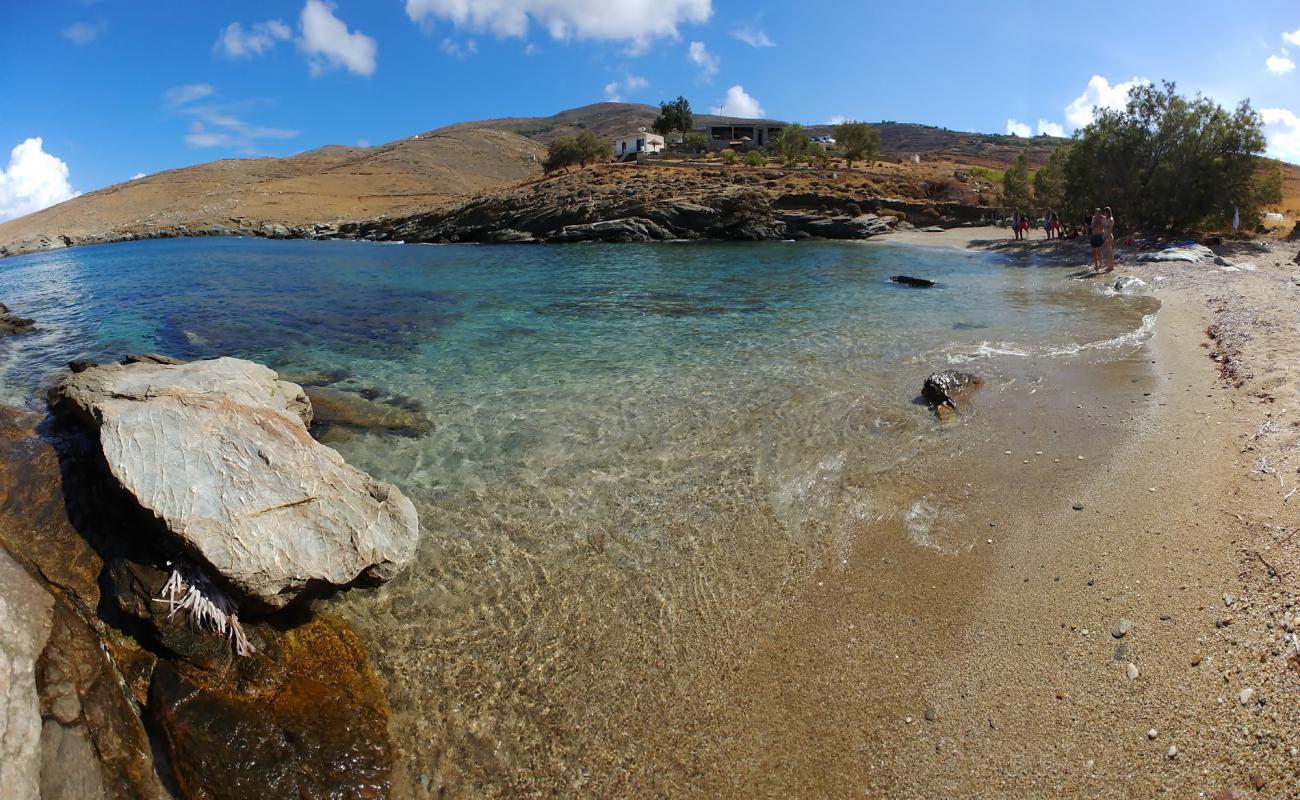 Mesiano beach'in fotoğrafı bej kum ve çakıl yüzey ile