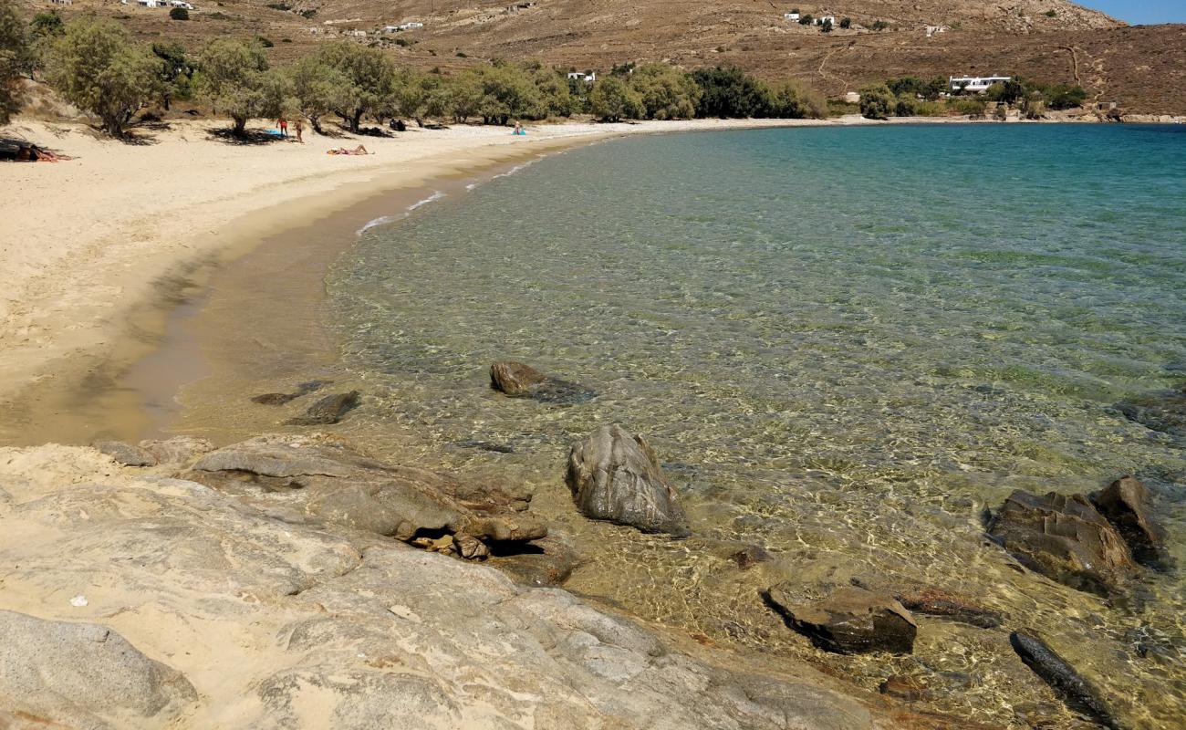 Agios Ioannis beach'in fotoğrafı kahverengi kum yüzey ile
