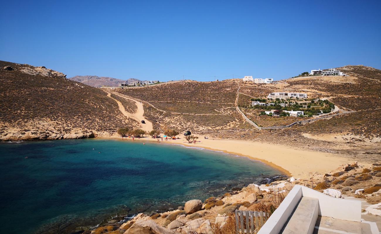 Agios Sostis'in fotoğrafı kahverengi kum yüzey ile