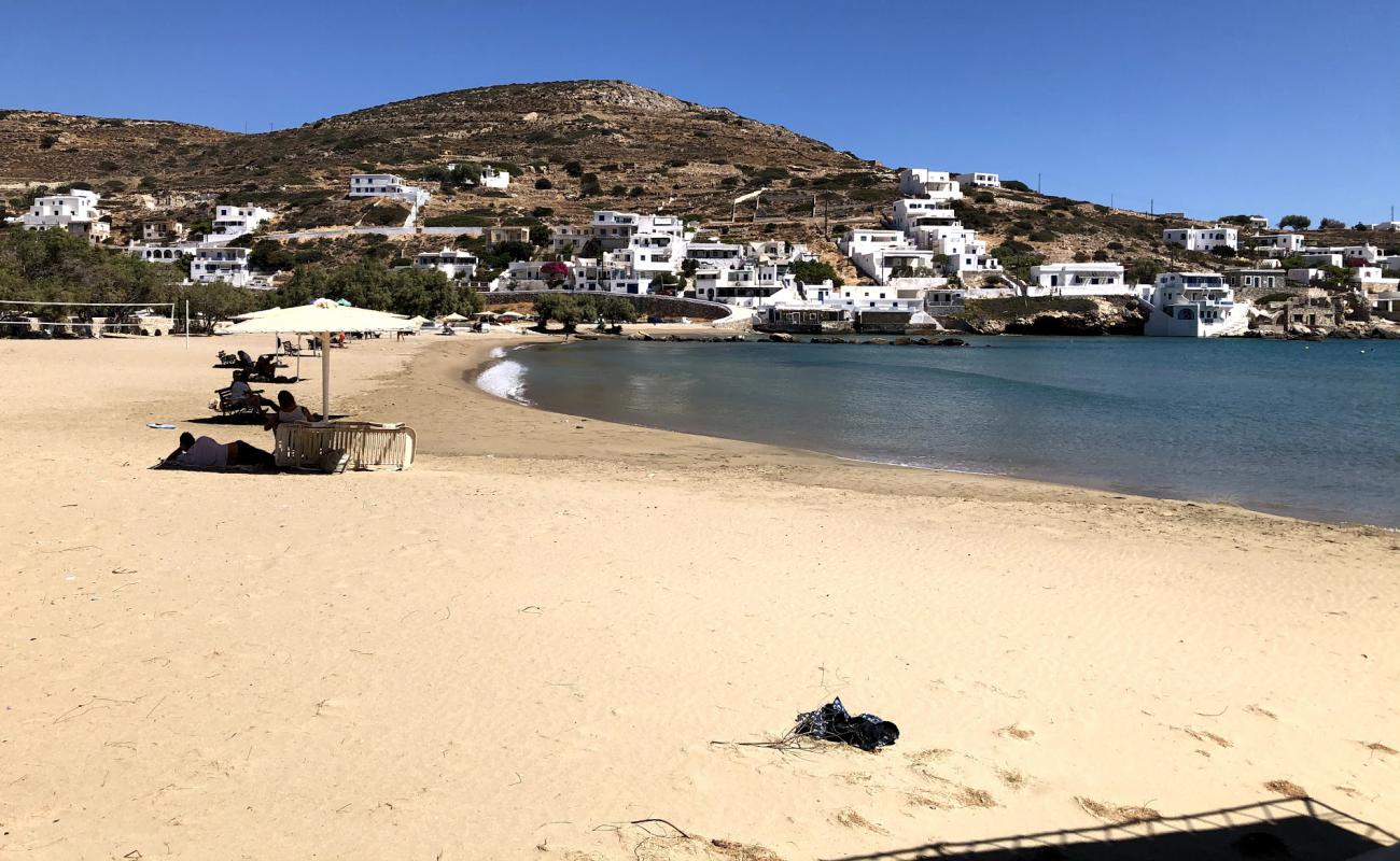 Sikinos' beach'in fotoğrafı kahverengi kum yüzey ile