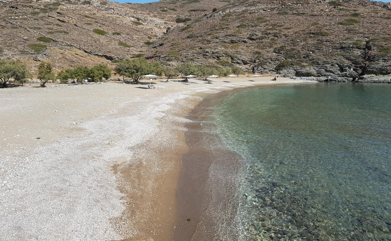 Agios Georgios'in fotoğrafı siyah kum ve çakıl yüzey ile