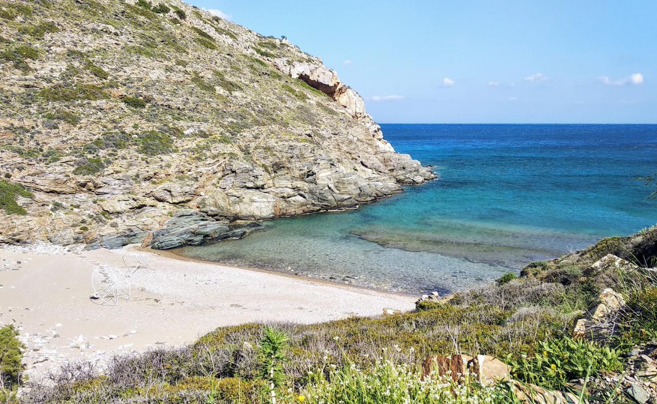 Dialiskari beach'in fotoğrafı siyah kum ve çakıl yüzey ile