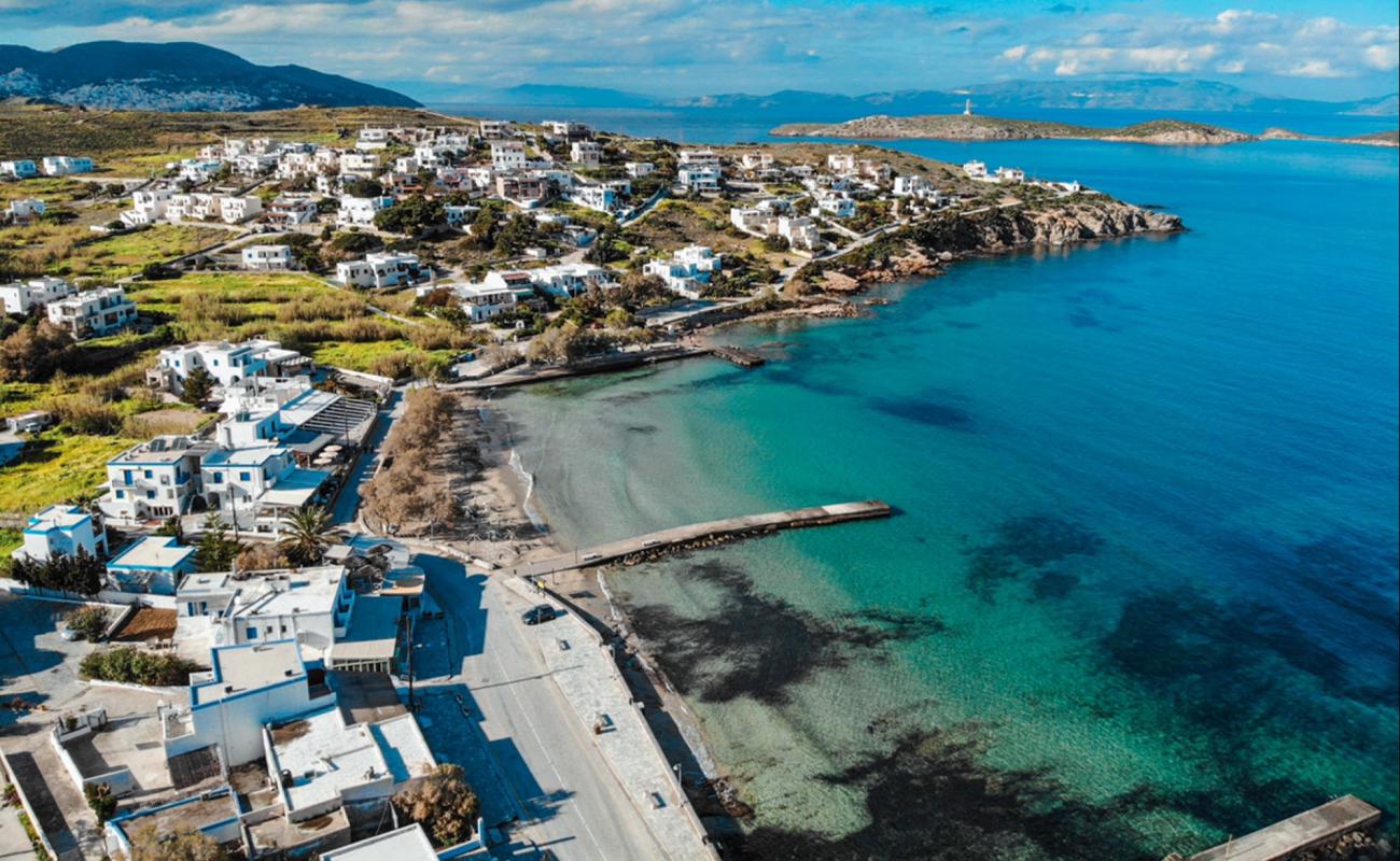 Paralia Azolimnos'in fotoğrafı gri kum yüzey ile