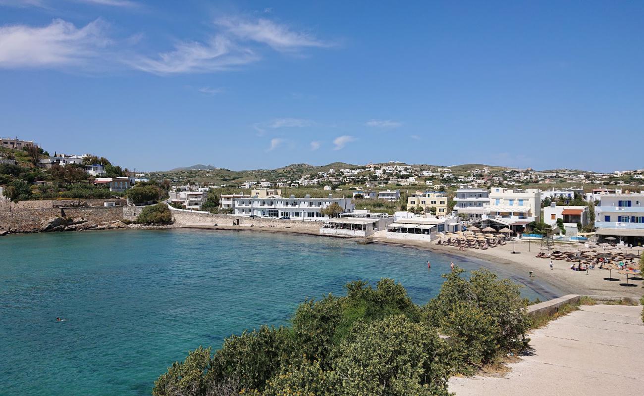 Paralia Varis'in fotoğrafı kahverengi kum yüzey ile