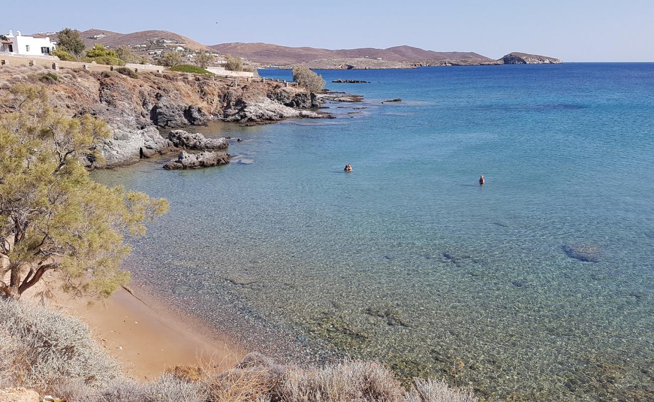 Paralia Kokkina'in fotoğrafı kahverengi kum yüzey ile