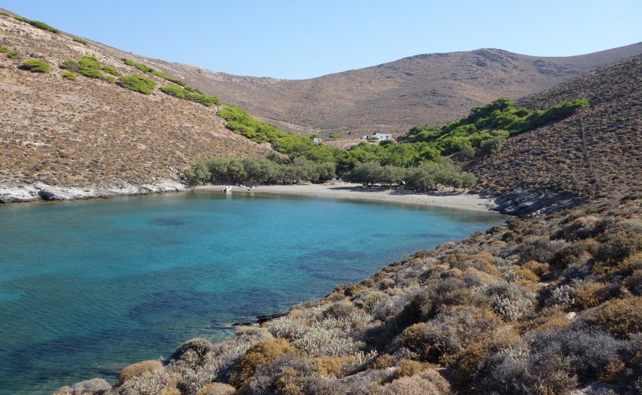 Americanou beach'in fotoğrafı kahverengi kum yüzey ile