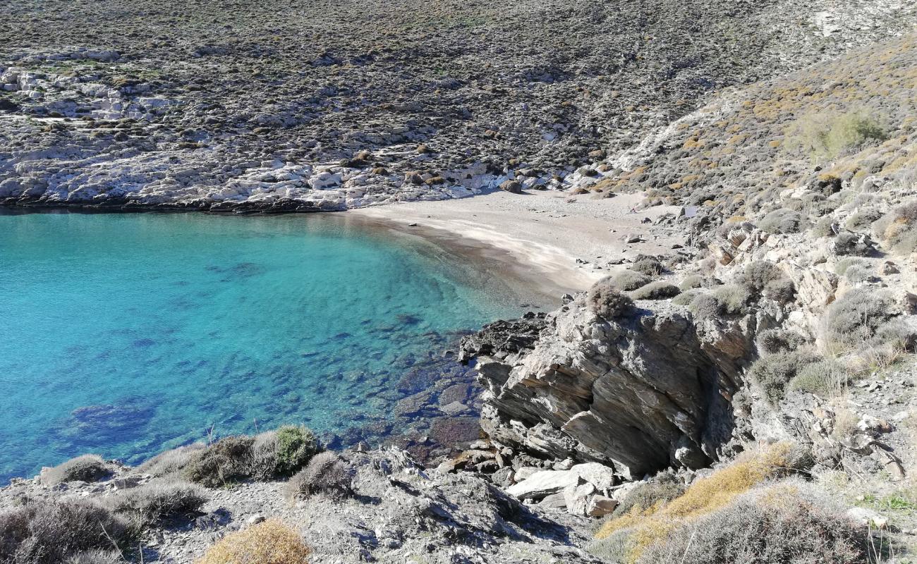 Grammata beach'in fotoğrafı gri kum yüzey ile