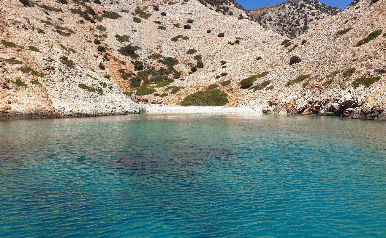 Gialoudia beach'in fotoğrafı bej çakıl yüzey ile