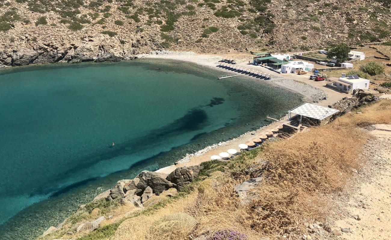 Vroulidia beach'in fotoğrafı gri çakıl taşı yüzey ile