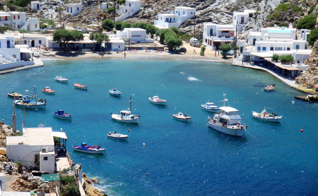 Cheronissos beach'in fotoğrafı açık bej kum yüzey ile