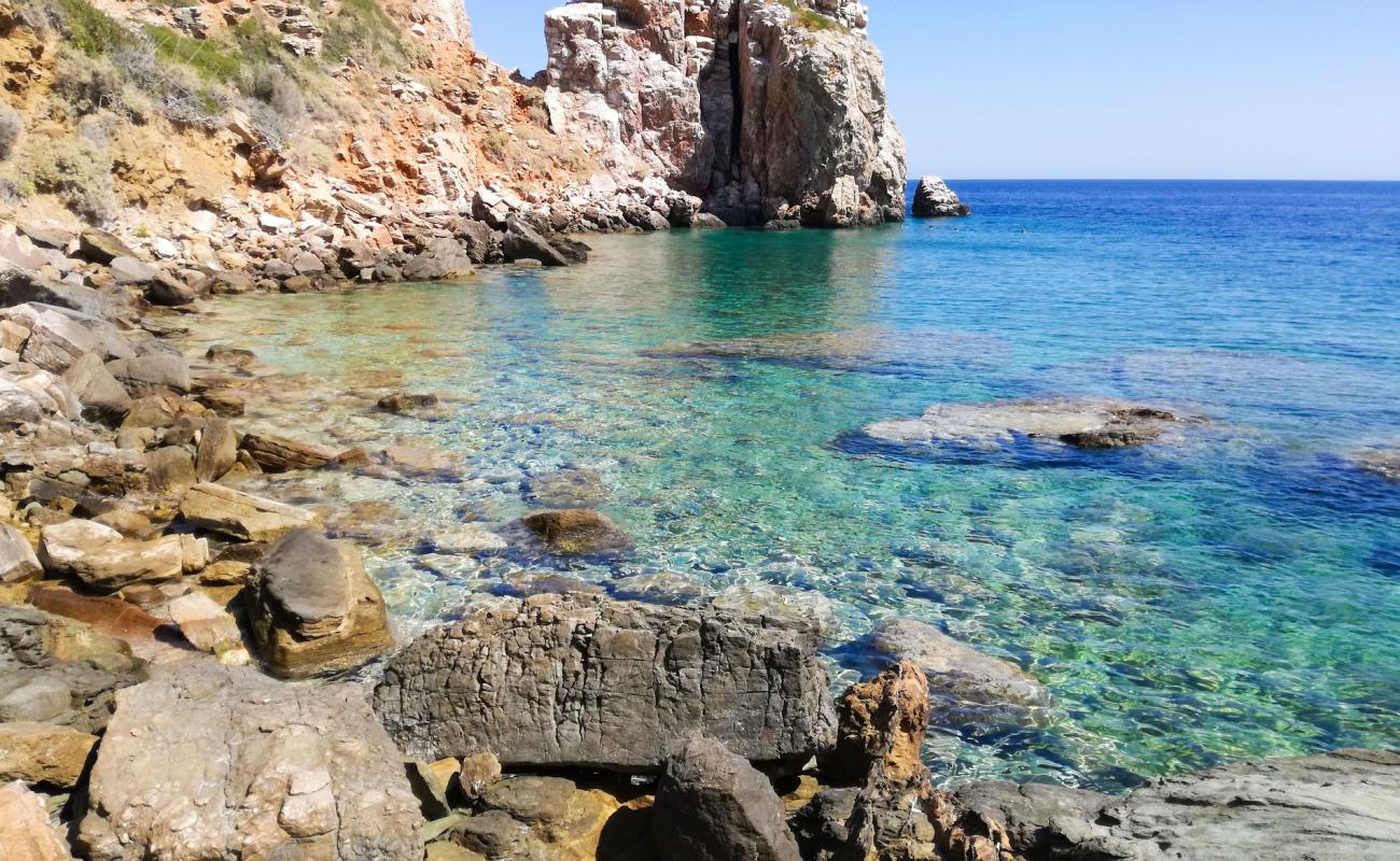 Paralia poulati'in fotoğrafı taşlar yüzey ile