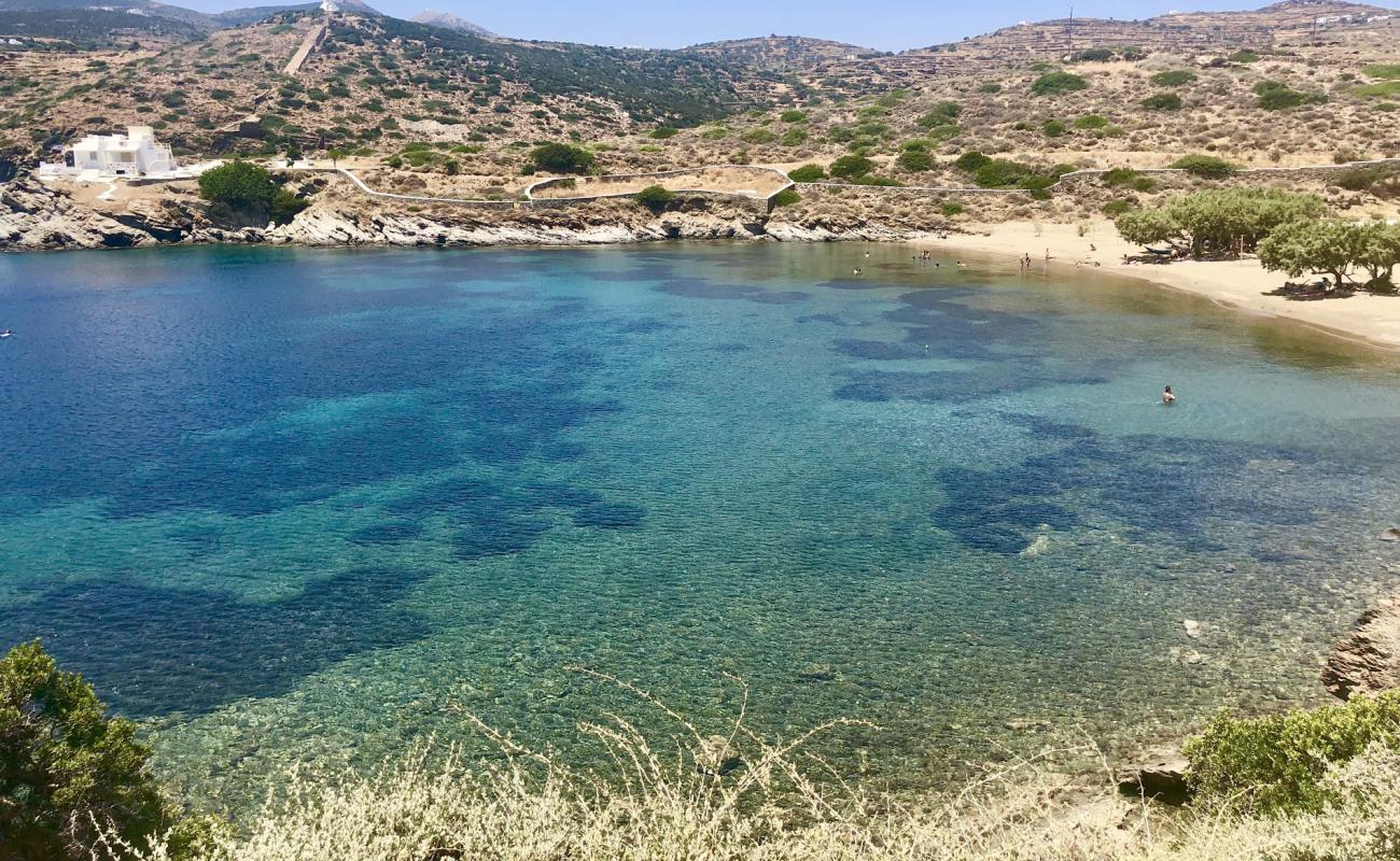 Fassolou beach'in fotoğrafı kahverengi kum yüzey ile