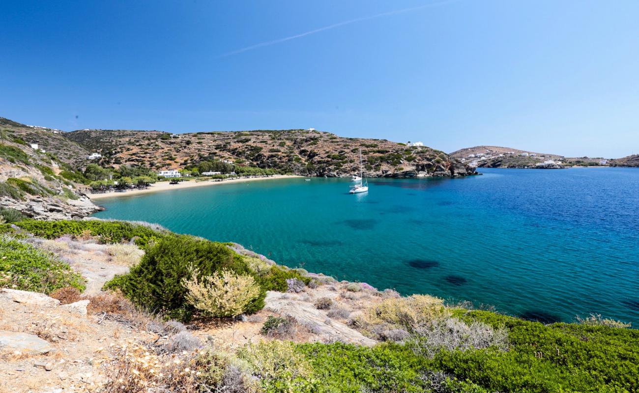 Apokofto beach'in fotoğrafı kahverengi kum yüzey ile