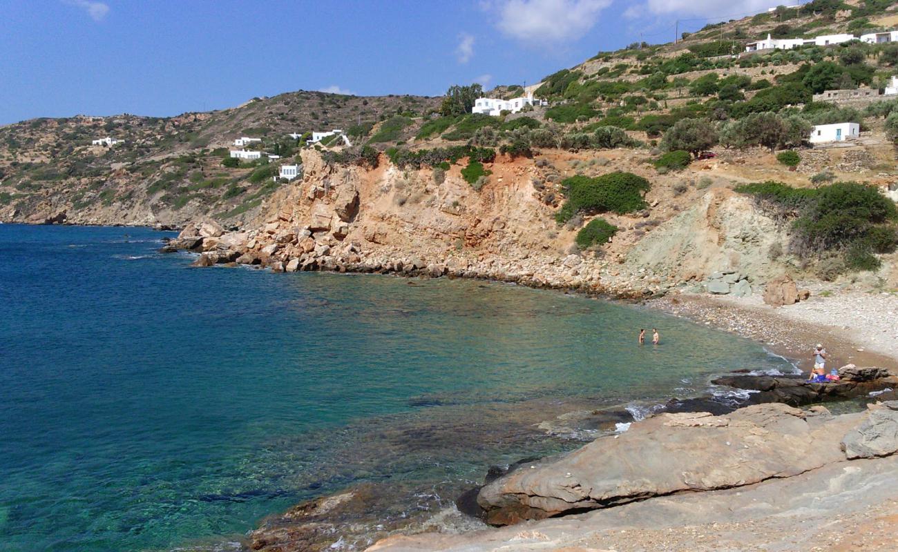 Saoures beach'in fotoğrafı gri çakıl taşı yüzey ile