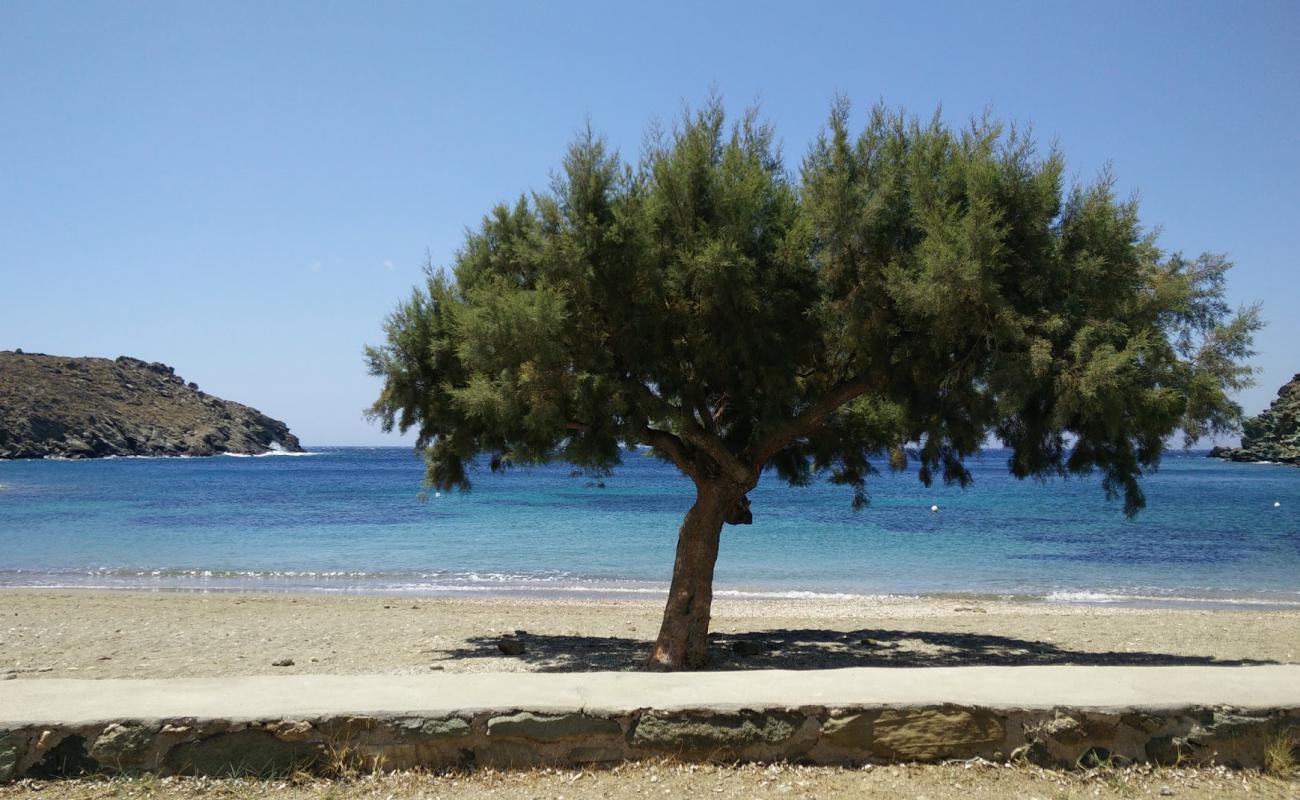 Vourni beach'in fotoğrafı gri kum yüzey ile
