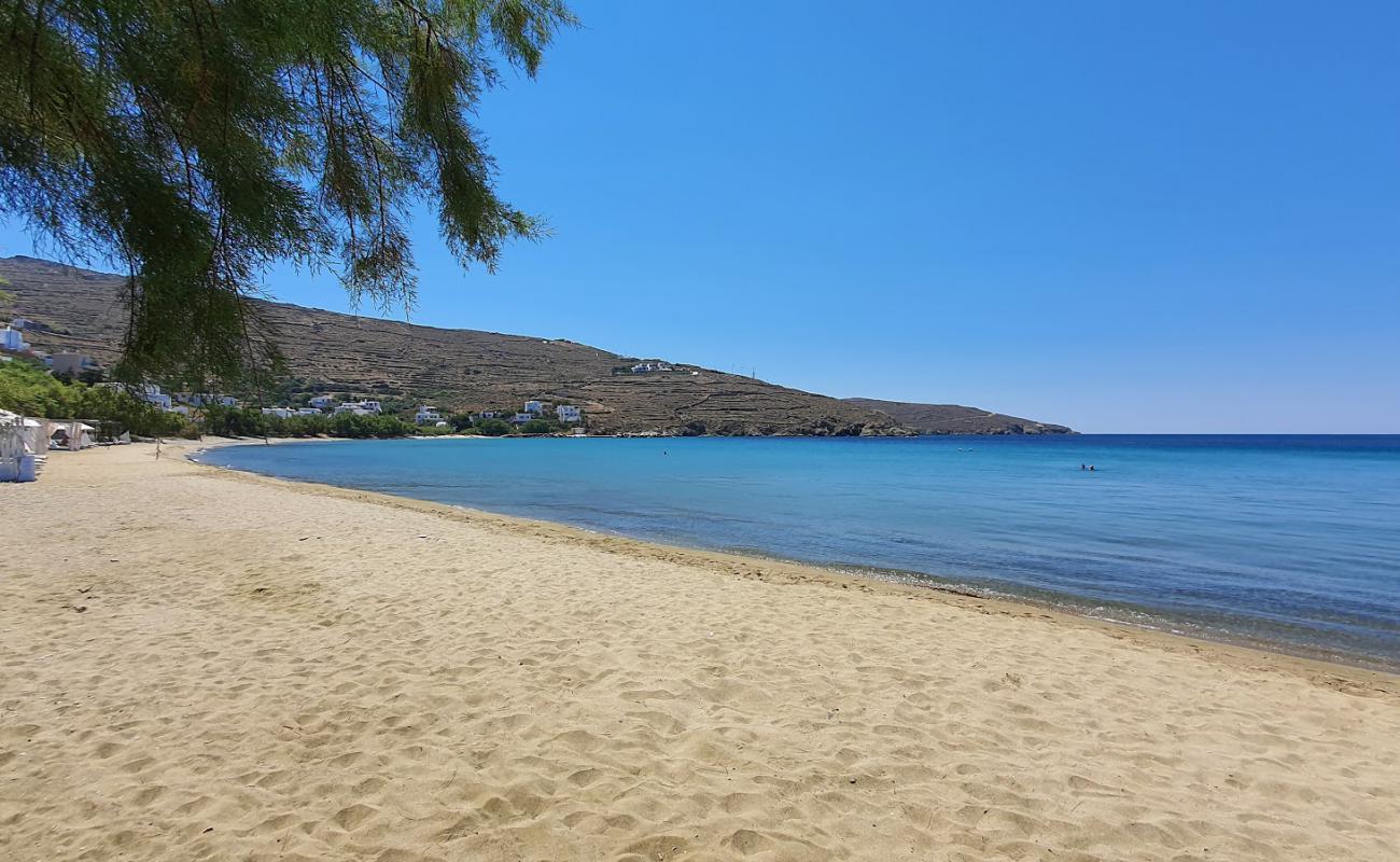 Agios Romanos Plajı'in fotoğrafı parlak kum yüzey ile