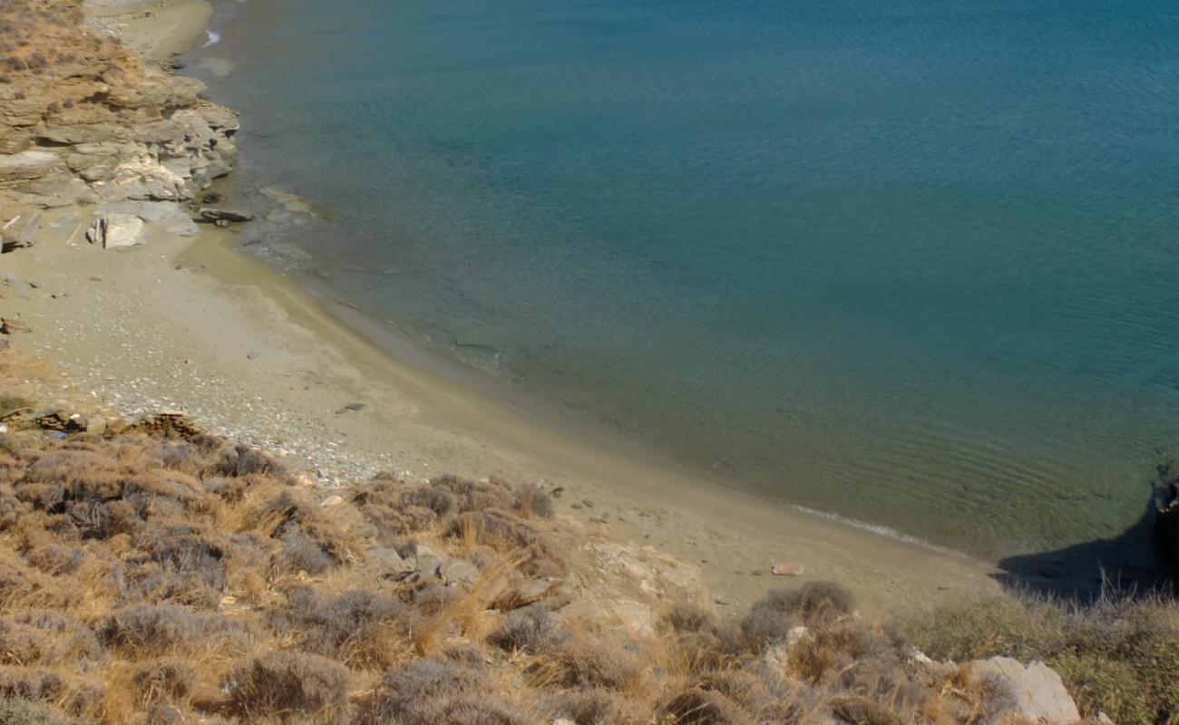 Paralia Kantani'in fotoğrafı siyah kum ve çakıl yüzey ile