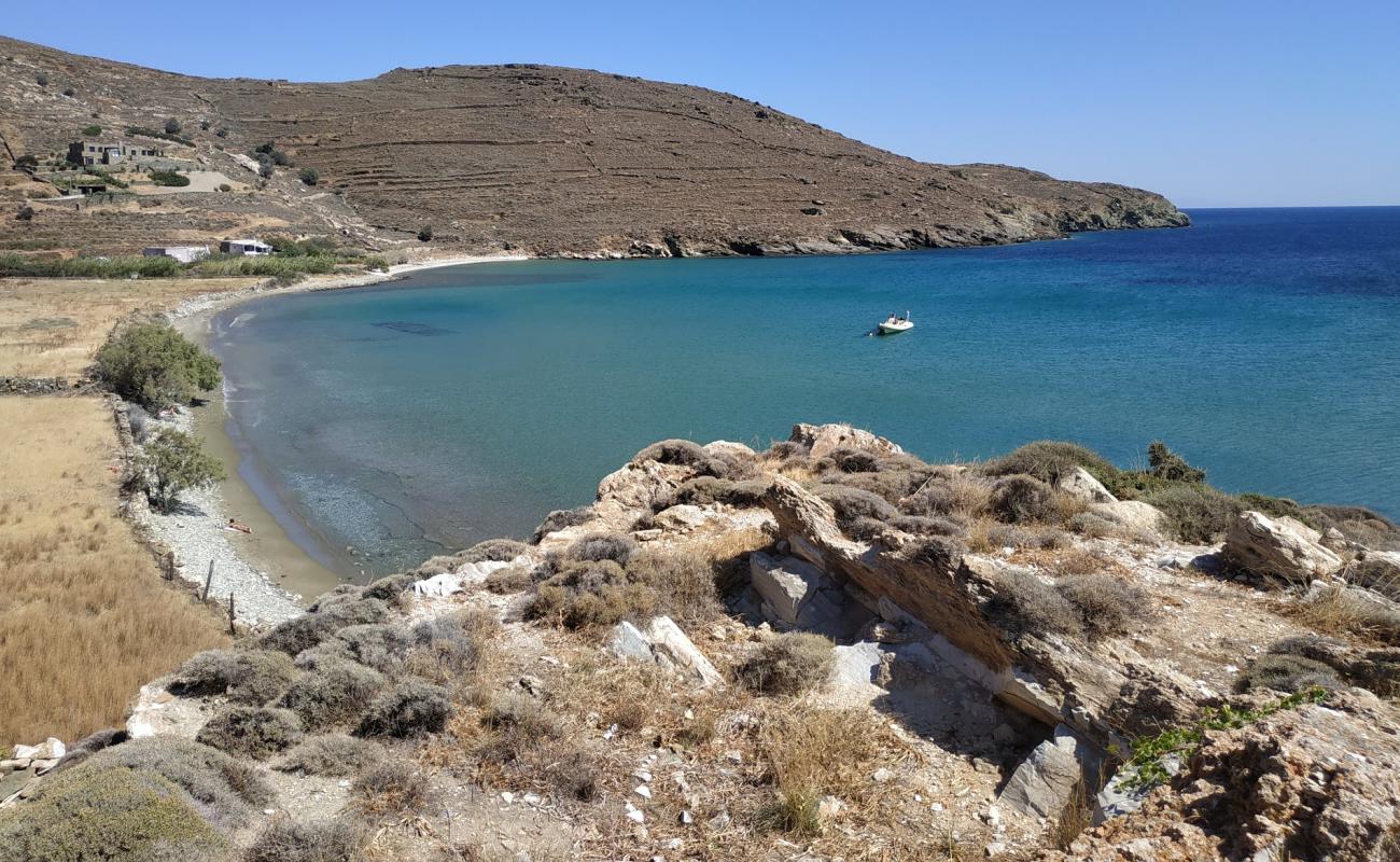 Agios Petros beach'in fotoğrafı gri kum ve çakıl yüzey ile