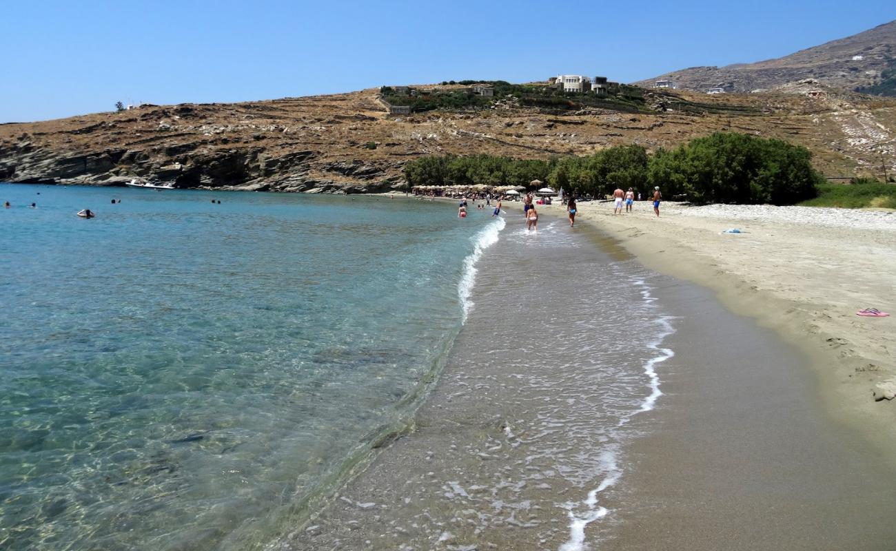 Kalivia, Tinos'in fotoğrafı parlak kum yüzey ile