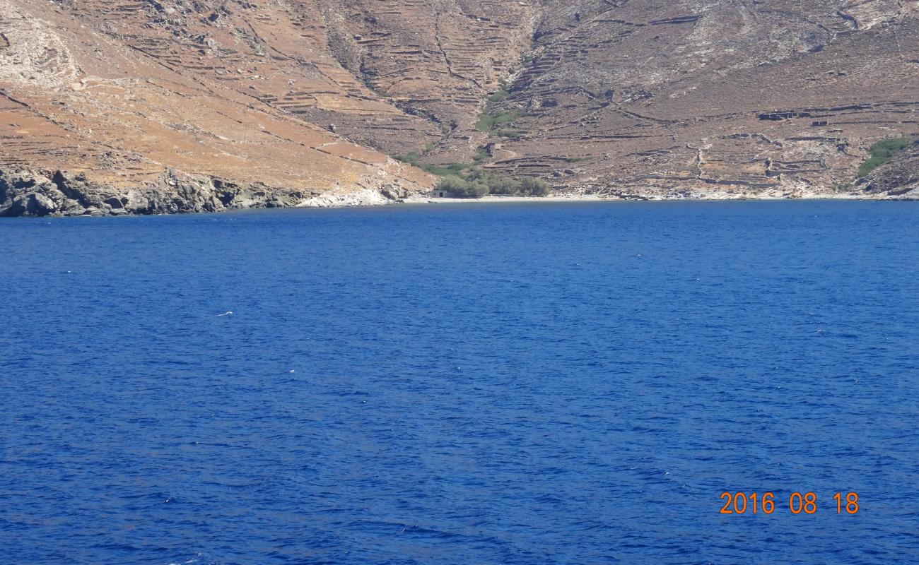 Vathi beach II'in fotoğrafı gri kum ve çakıl yüzey ile