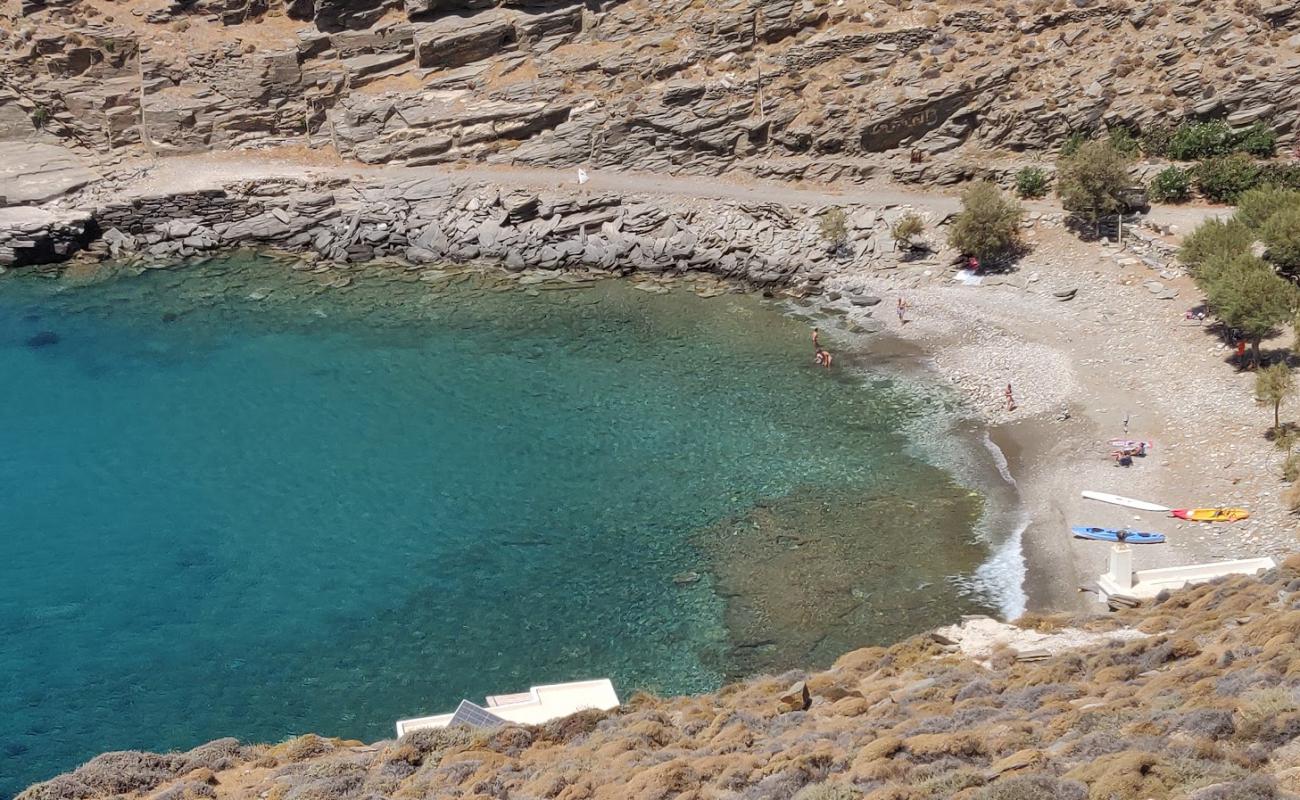 Vathi beach'in fotoğrafı taşlı kum yüzey ile