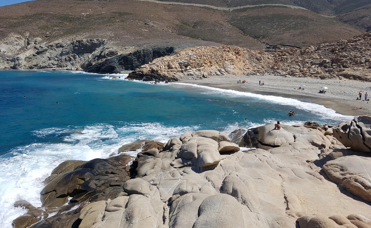 Paralia Livada'in fotoğrafı küçük bej çakıl yüzey ile