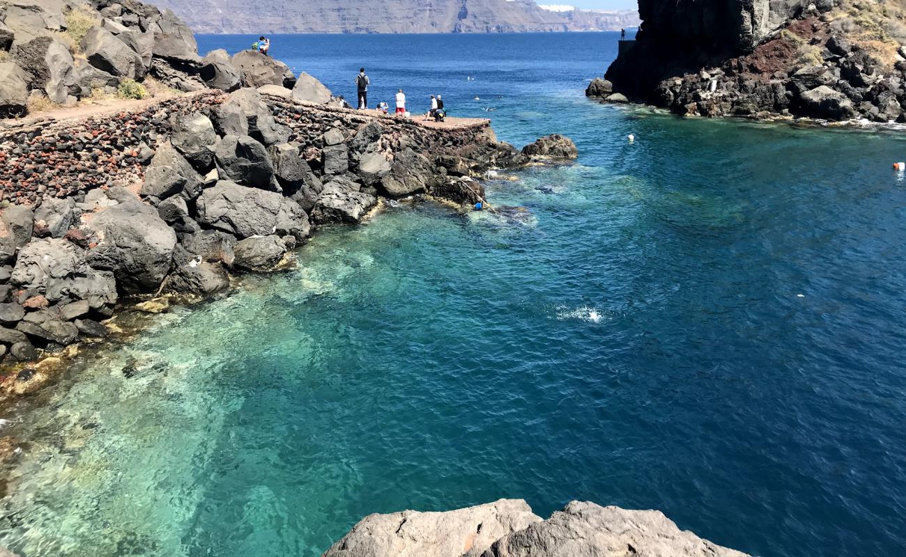 Ammoudi beach'in fotoğrafı taşlar yüzey ile