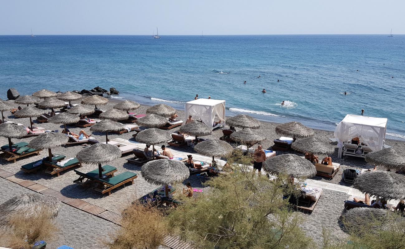 Theros beach'in fotoğrafı gri kum ve çakıl yüzey ile