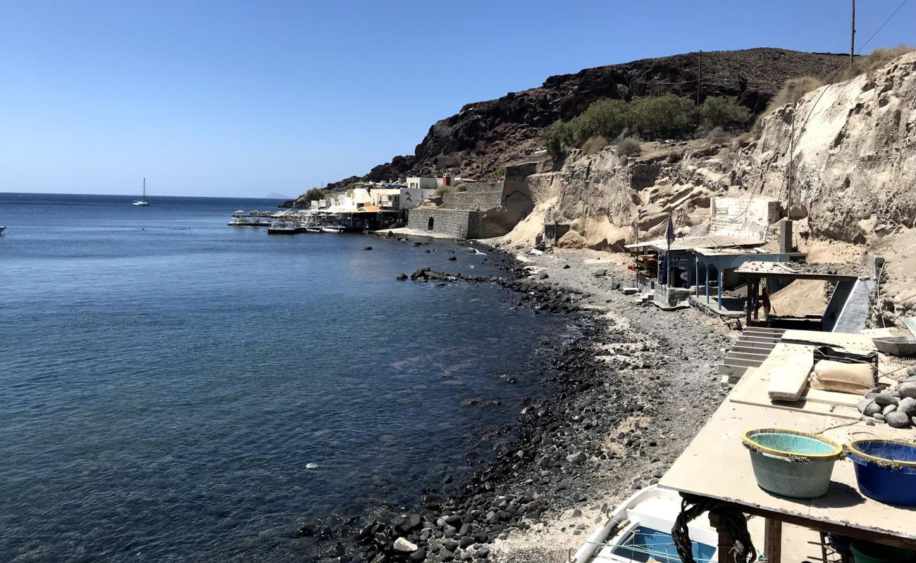 Paralia Akrotiri'in fotoğrafı gri çakıl taşı yüzey ile
