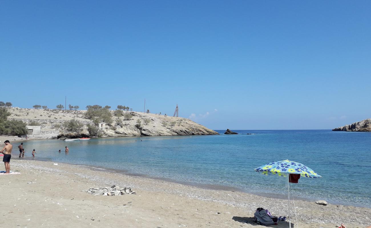 Livadi beach'in fotoğrafı bej kum ve çakıl yüzey ile