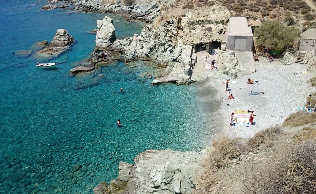 Galifos beach'in fotoğrafı kayalık arazi yüzey ile