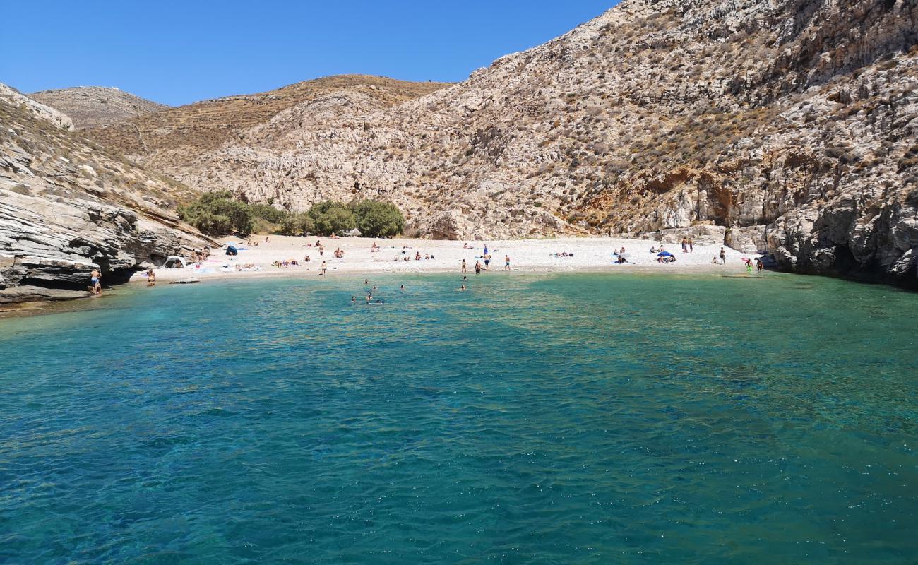 Livadaki beach'in fotoğrafı bej çakıl yüzey ile