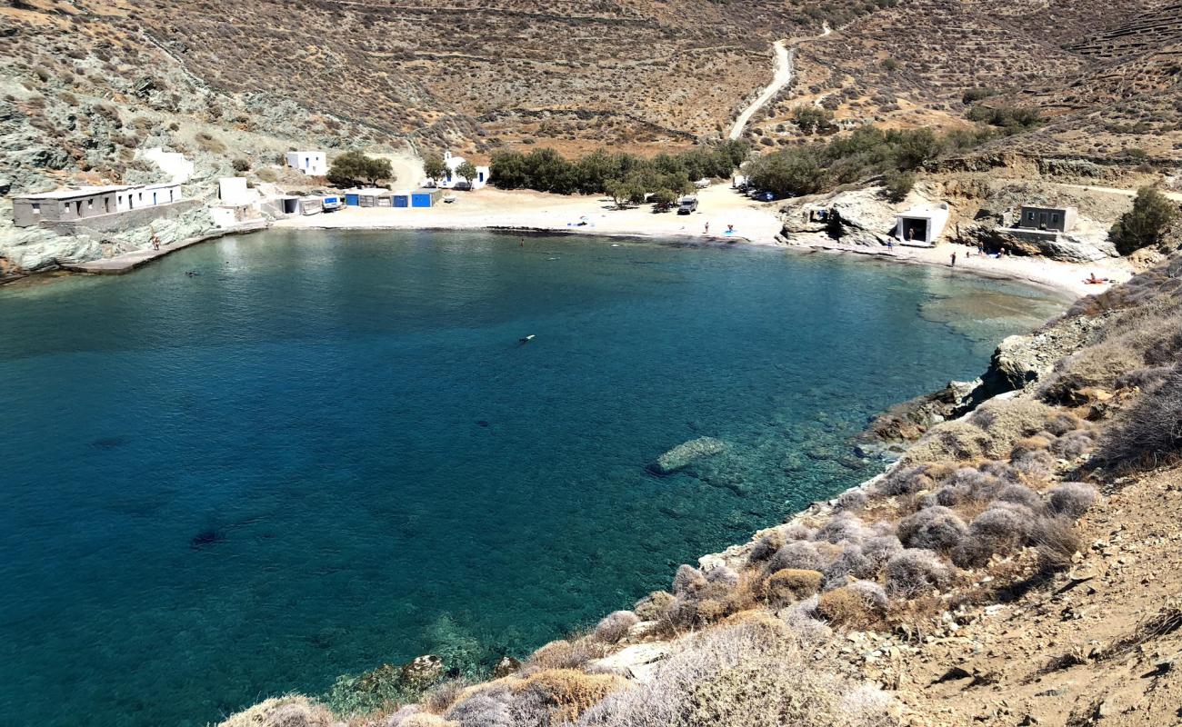 Agios Georgios'in fotoğrafı bej kum ve kayalar yüzey ile