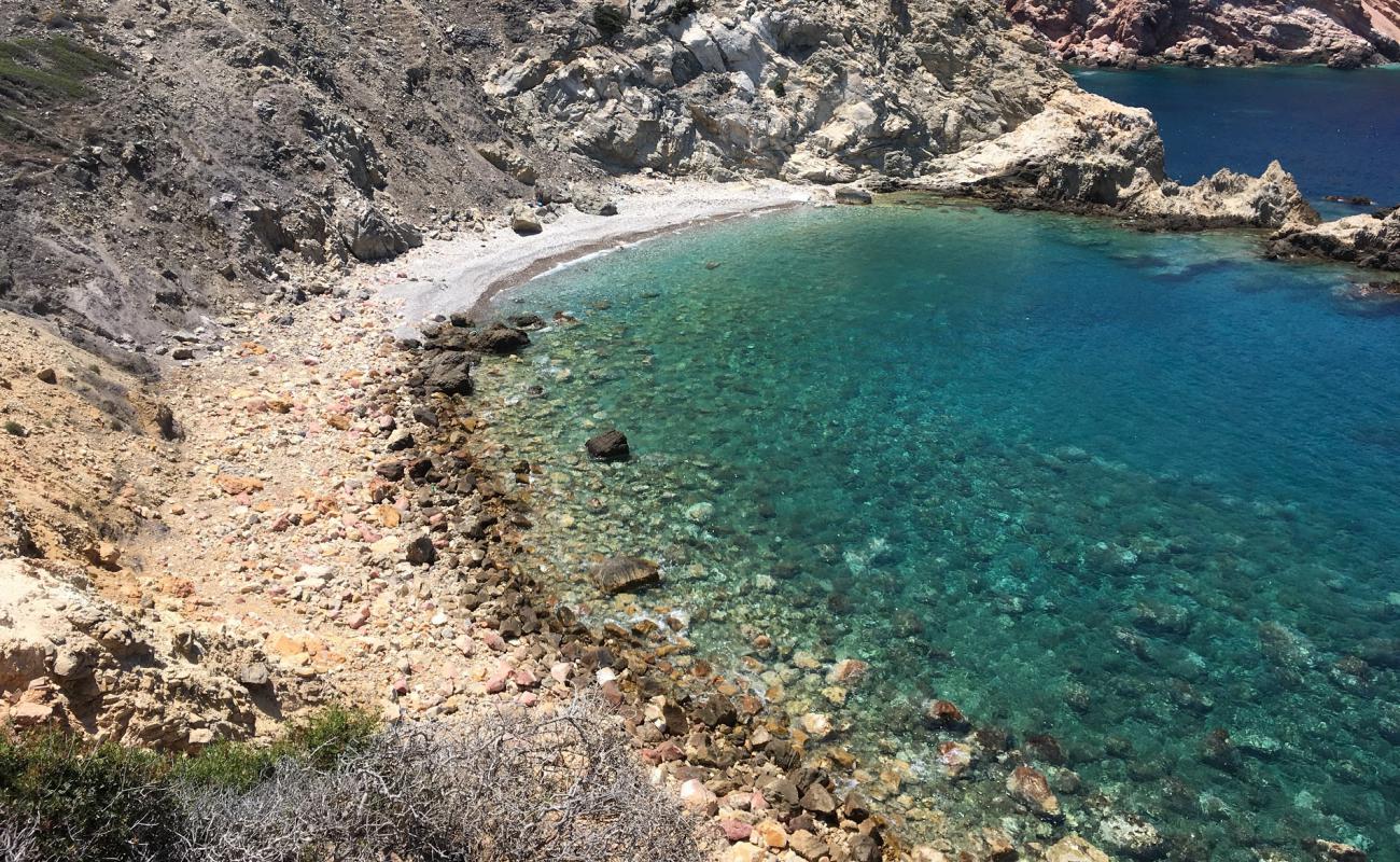 Ammoudi beach'in fotoğrafı parlak kum ve kayalar yüzey ile