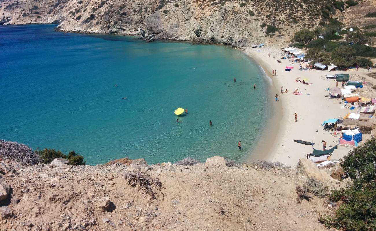 Livadi beach'in fotoğrafı parlak ince kum yüzey ile