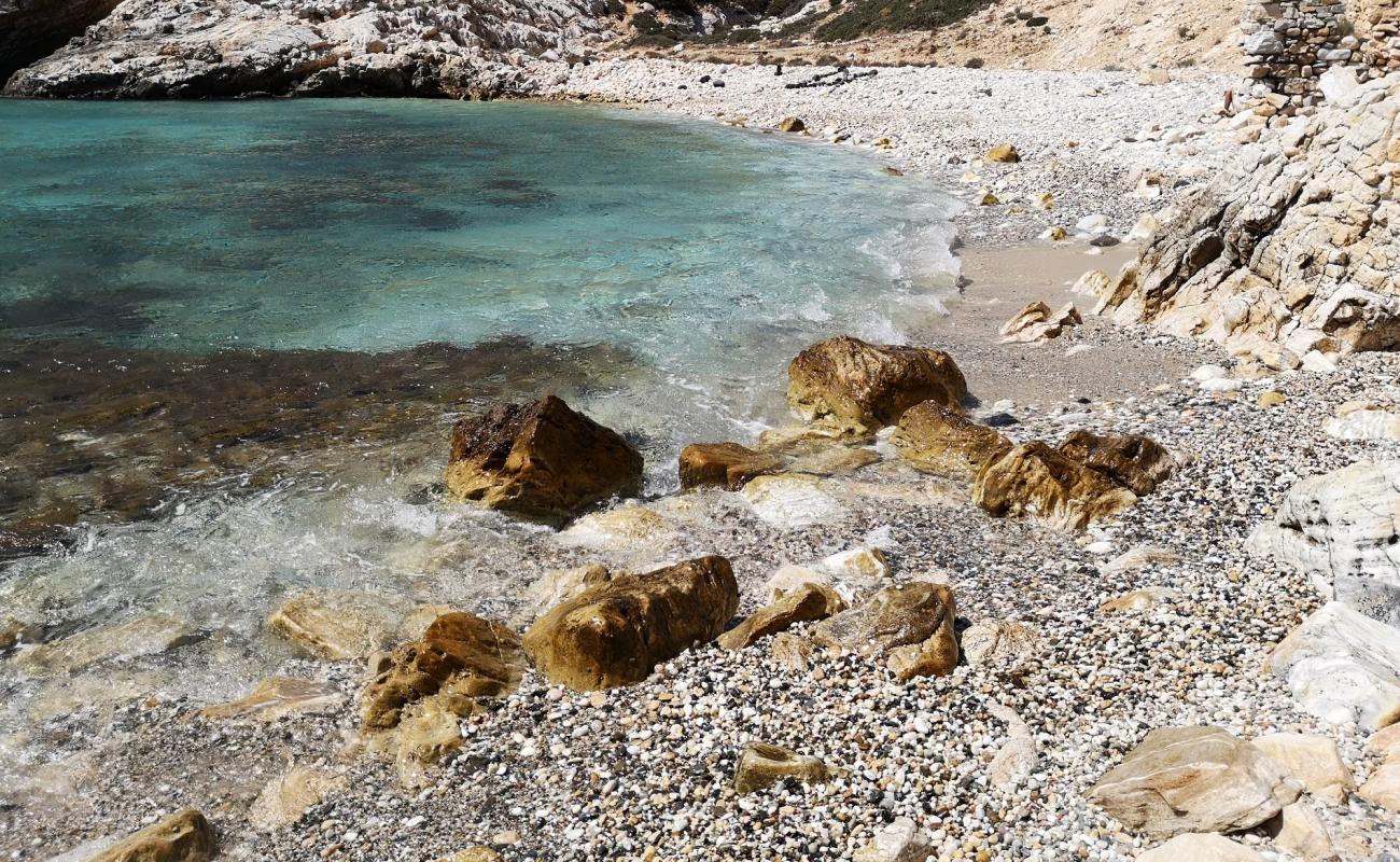 Vathi Limenari'in fotoğrafı parlak kum ve kayalar yüzey ile